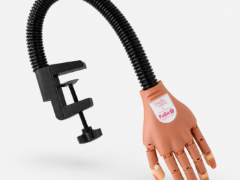 Mano articulada de prácticas con uñas intercambiables y soporte de mesa